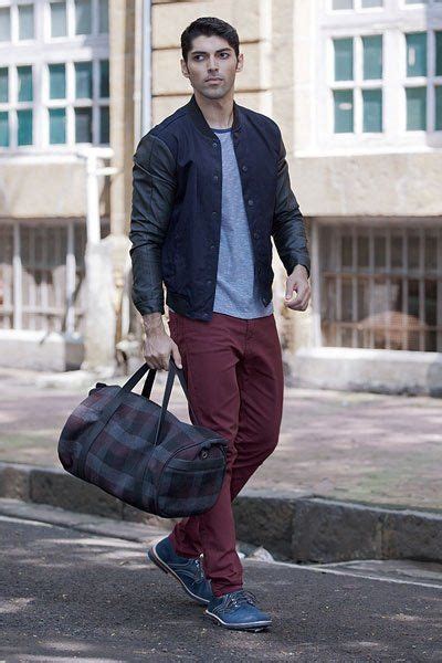 Nous sélectionnons avec soin et exigence des pantalons en cuir pour homme pour vous fournir une qualité irréprochable. pantalon bordeaux porté avec un t-shirt gris et un teddy ...