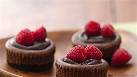 These easy chocolate marble mini cheesecakes are the perfect treat to make for a crowd! Mini Chocolate Cheesecakes Recipe | Que Rica Vida