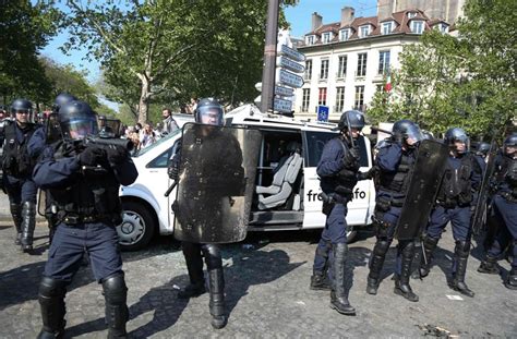in paris sind am samstag zehntausende franzosen aus protest gegen den präsidenten emmanuel