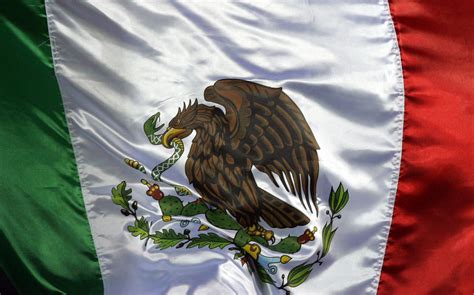 Ilustración de pin blanco y rojo. ¿Por qué en México no puedes usar la bandera como quieras ...