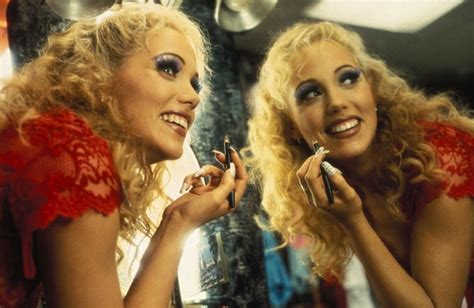 Elizabeth berkley plummeted to the lowest echelons of hollywood credibility after showgirls. 5 голливудских актеров, карьеру которых разрушила одна роль