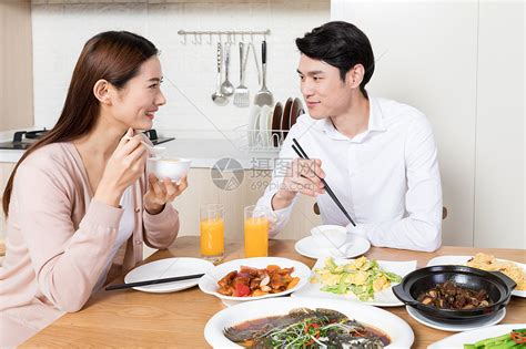 年轻夫妻在家吃饭高清图片下载 正版图片500813153 摄图网