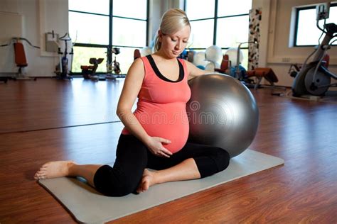 Femme Enceinte De Jeunes Faisant Lexercice De Muscle Abdominal Image Stock Image Du Abdominal