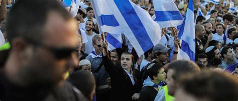 teilnehmer skandieren „tod den arabern“ tausende ziehen bei umstrittenem flaggenmarsch durch