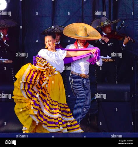 Couple Dancing Traditional Dance From Mexico Stock Photo Alamy