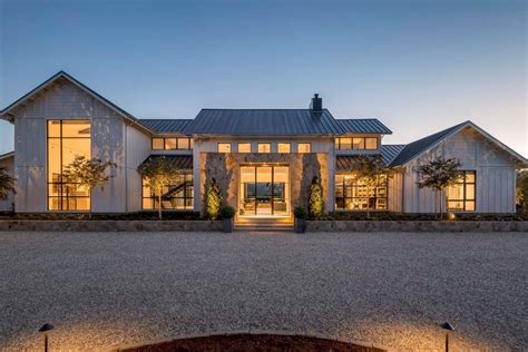 37 Stunning Modern Farmhouse Exterior Design Ideas Modern Farmhouse Exterior House Designs