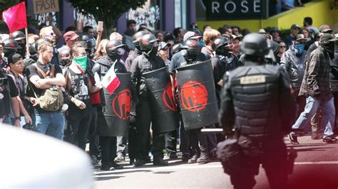 Protesters Clash With Police Each Other In Dueling Rallies Held In Portland 4 Arrested Abc News