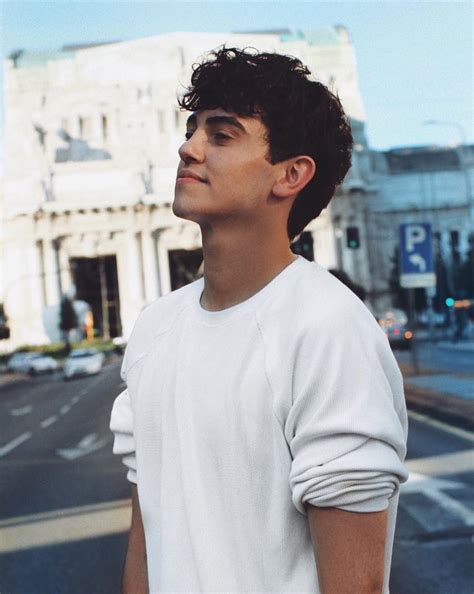 Più grande di quanto le parole possano dire. Michele Bravi: l'ascolto di «Tanto per cominciare» e le novità | TV Sorrisi e Canzoni