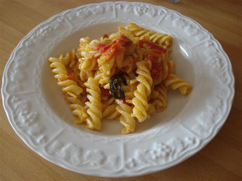 Dopo qualche minuto togliete dal fuoco e profumate con la scorza di limone. pasta con soffritto di verdure e pangrattato