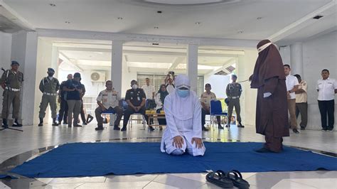 Dua Pasangan Mesum Dicambuk Di Banda Aceh