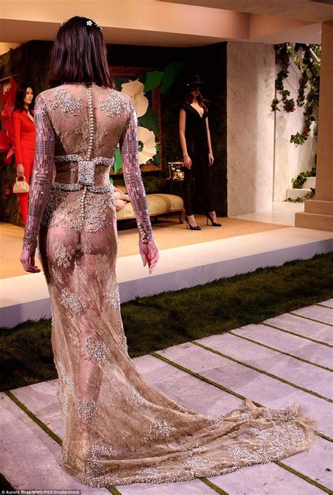 Kendall Jenner Bares Pert Derriere In See Through Gown On Catwalk Fashion Dresses Fashion Show