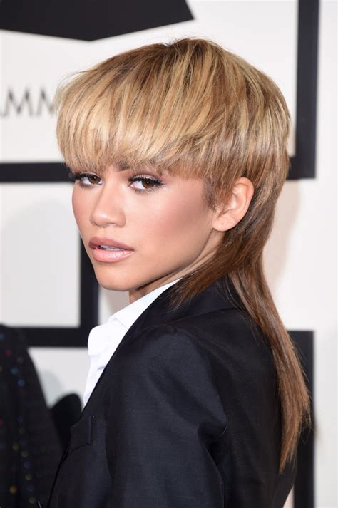 The diamonds singer seems to have stolen a page out of a 1980s hair catalog, adding a modern twist to the mullet she's now sporting. Famosas con mullet: El mullet: un corte de pelo que no te ...