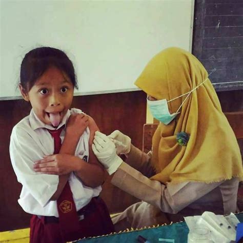 15 Foto Ekspresi Anak Sekolah Disuntik Imunisasi Ini Lucunya Bikin