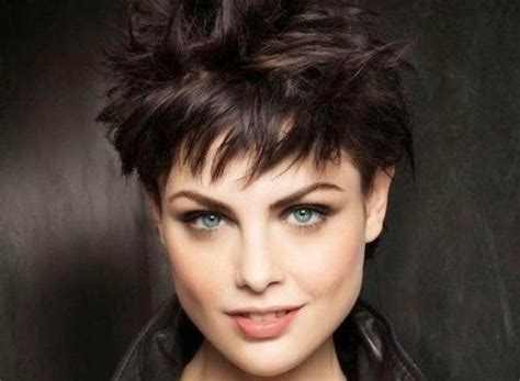 Model rambut ini merupakan model rambut dengan blow pada bagian bawah sehingga membuat rambut masuk ke. Model potogan rambut pendek untuk wanita usia 40 tahun