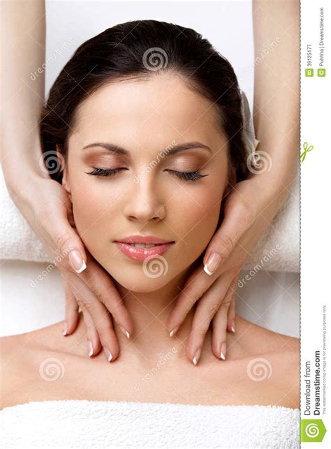 Femme Du Visage Massagel Obtenant Le Traitement De Station Thermale