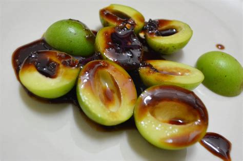 Kalau tak silap saya ini namanye buah kundang, buah muda berwarna hijau kalau masak berwarna seperti didalam gambar tu. si bijAksAnA bijAksini: My Ramadhan : Colek Gemio