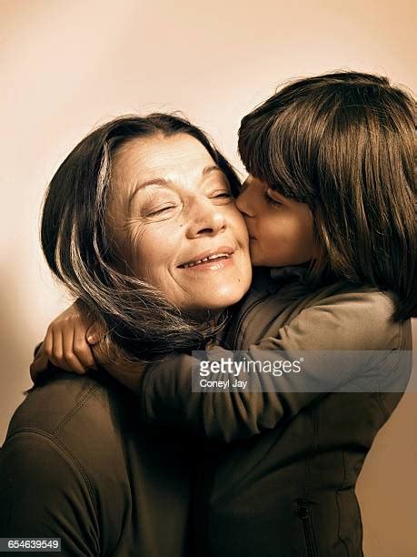 60 Meilleures Kissing Granny Photos Et Images Getty Images