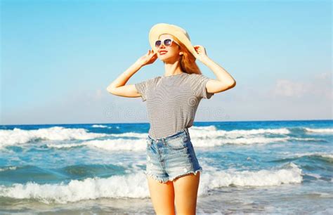 Retrato De La Mujer Sonriente Feliz En La Playa Sobre El Mar En El