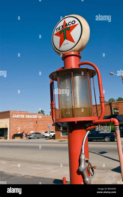 Vintage Gas Station Vertical Hi Res Stock Photography And Images Alamy