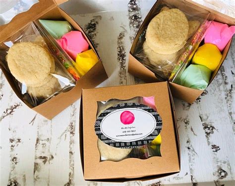 Each cookie kit comes with plain sugar cookies, royal icing, sprinkles and instructions on how to get started. DIY Cookie Decorating Kit in 2020 | Cookie kit, Cookie ...