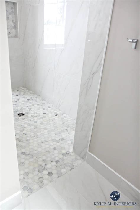 This welcoming all white shower uses marble and chrome fixtures to bring about modern design. walk-in-shower-with-marble-hexagon-tile-floor-marble-walls ...