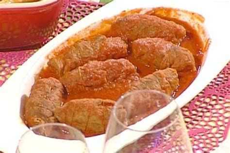 Top each with 2 basil leaves, 2 mint leaves, 1 slice prosciutto, and 1/8 of the cheese. Ricetta Involtini di manzo al sugo - Anna Moroni ...