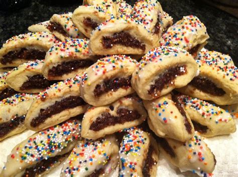 Für die glasur puderzucker mit orangensaft verrühren und die noch warmen cuccidati damit bestreichen. Fig cookies for Christmas! | Italienisches gebäck, Essen ...