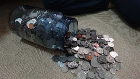 Dia akan kutip syiling itu dan masukkan ke dalam satu bekas. 6 Langkah Untuk Depositkan Duit Syiling Ke Dalam Bank. Tak ...