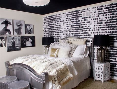 The rich, luxurious look of black and white decor is in! Luxurious Look with Black Gold Bedroom Decorating Ideas