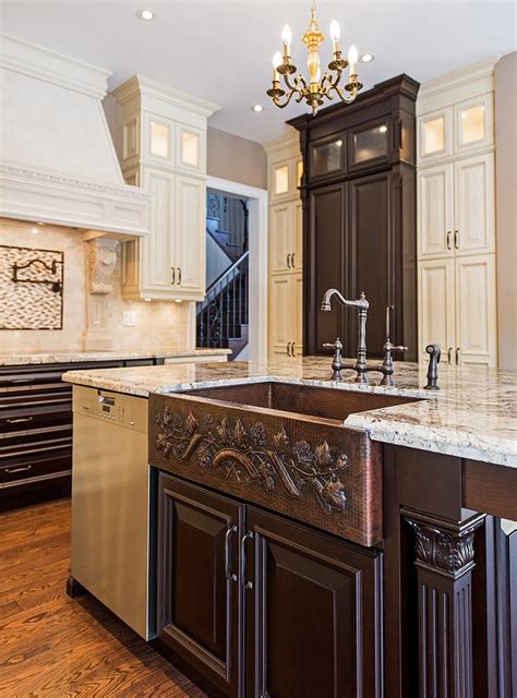 What maximizes the appeal of copper sinks is the finish, and thankfully, they come with a variety there. 20 Kitchen Designs With Copper Sinks - Housely
