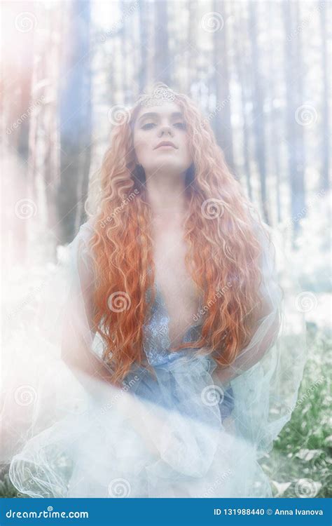 Sch Ne Rothaarigefrauen Waldnymphe In Einem Blauen Transparenten Hellen Kleid Im Wald Das In