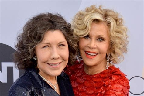 watch lily tomlin jane fonda cheer on tom brady in 80 for brady trailer