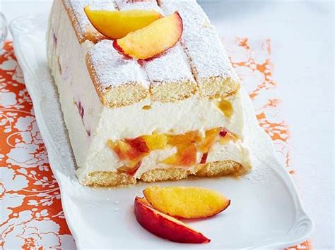 Die masse in die backform verteilen, fest andrücken ca. Nektarinenkuchen mit Löffelbiskuits Rezept | LECKER ...