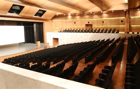 1326 ile 1359 yılları arasında beylik yapmıştır. Orhan Gazi Hall, Bürosit Sedia Chairs (Görüntüler ile)