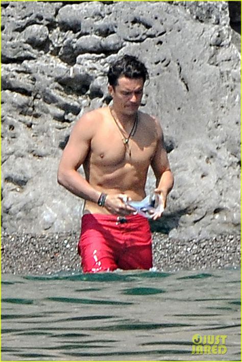 Photo Orlando Bloom Goes Shirtless Puts His Muscles On Display