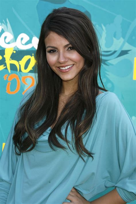 victoria justice arrives at the teen choice awards 2009 held at the gibson amphitheatre in