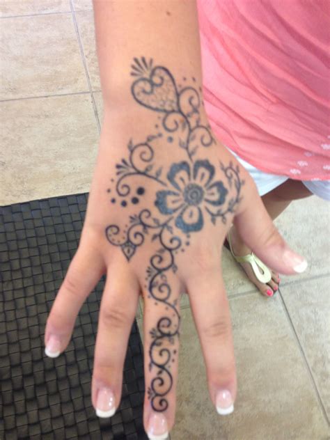 Simple and easy henna tattoo designs. Hand henna tattoo | Simple tattoos for women, Henna tattoo ...