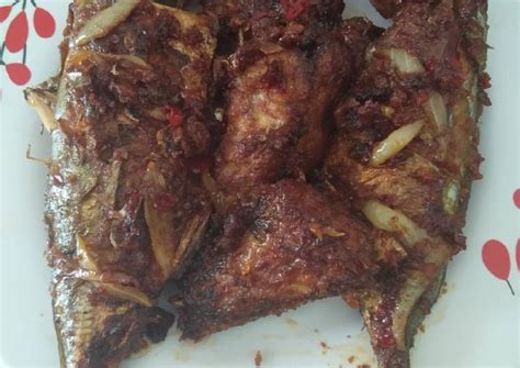 Ulek bumbu yg dioseng tadi setelah halus potong2 tomat dan ulek bersama bumbu halus. Resep Ikan kembung bumbu kecap oleh Virgin egin - Cookpad