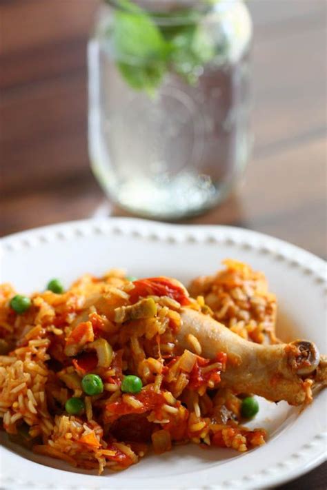 Arroz con pollo (mexican stewed chicken with rice), ingredients: Arroz con Pollo - Eat, Live, Run | Pollo recipe, Recipes ...