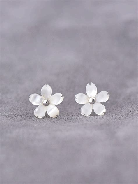 Tiny Shell White Flower Stud Earring Cozyladywear
