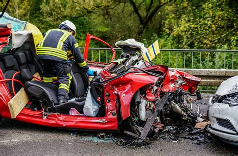 Darüber hinaus verwenden wir cookies, die lediglich zu statistikzwecken, zur reichweitenmessung oder zur anzeige personalisierter inhalte genutzt werden. B29 bei Schwäbisch Gmünd: Autofahrerin kommt bei Horror ...