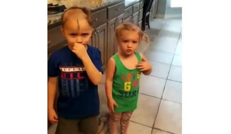 Un petit garçon passe à l action et rase sa tête et celle de sa sœur