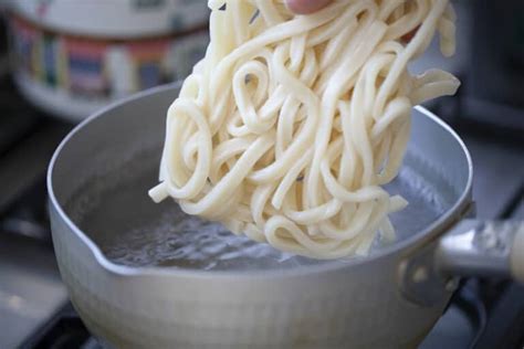 Heat up a wok with some cooking oil. Shanghai Noodles (Cu Chao Mian) - The BEST Stir-Fried ...