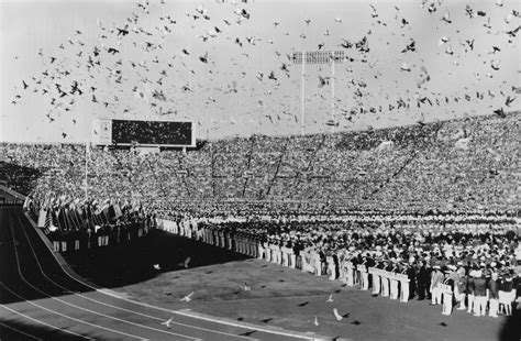 1964年東京オリンピックの開会式（1964ねんとうきょうオリンピックのかいかいしき、 1964 summer olympics opening ceremony ）は、東京オリンピック大会初日の1964年（昭和39年）10月10日（土曜日）に国立競技場で行われた開会式。 1964年東京オリンピックでは開会式で8千羽のハト!スゴいことに ...