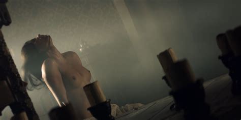 Anya Chalotra topless na série The Witcher Tomates Podres