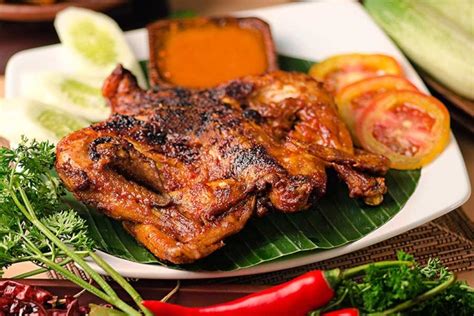 Biasanya sajian ini dihidangkan dengan plecing kangkung di restoran. 12 Kuliner Khas Lombok Yang Bikin Ngiler - Yuk Piknik