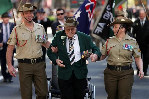 pics thousands honour fallen in australia new zealand on anzac day