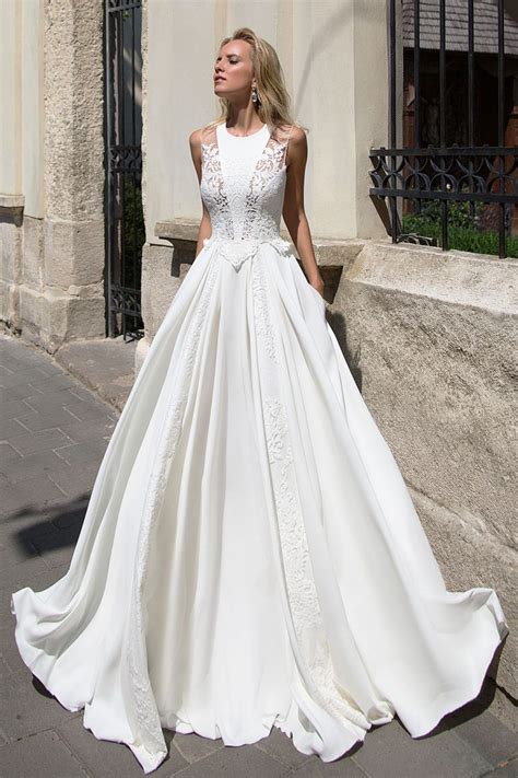 Découvrez notre sélection de collections de robes de mariée courtes 2021 qui vous sublimera le jour de votre mariage. robe de mariee elegant satin dentelle