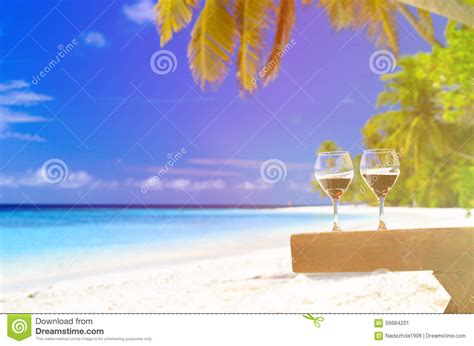 Dois Vidros De Vinho Na Praia Da Areia Imagem De Stock Imagem De