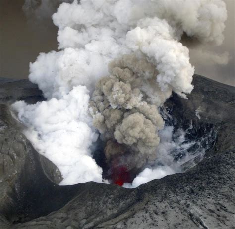 Der vulkan fagradalsfjall in island mit einer höhe von 385 metern, der seit 900 jahren inaktiv war, ist in der nacht auf samstag ausgebrochen. Vulkan in Island: Wie es auf dem Eyjafjallajökull heute ...